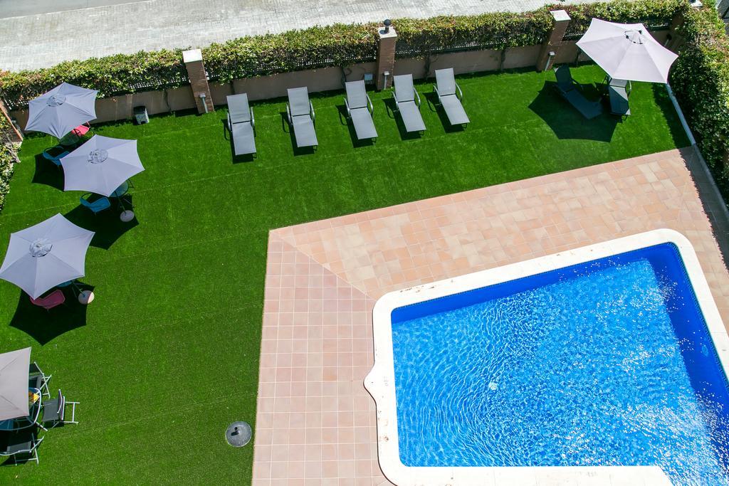 Aparthotel Bardon Castelldefels Bagian luar foto