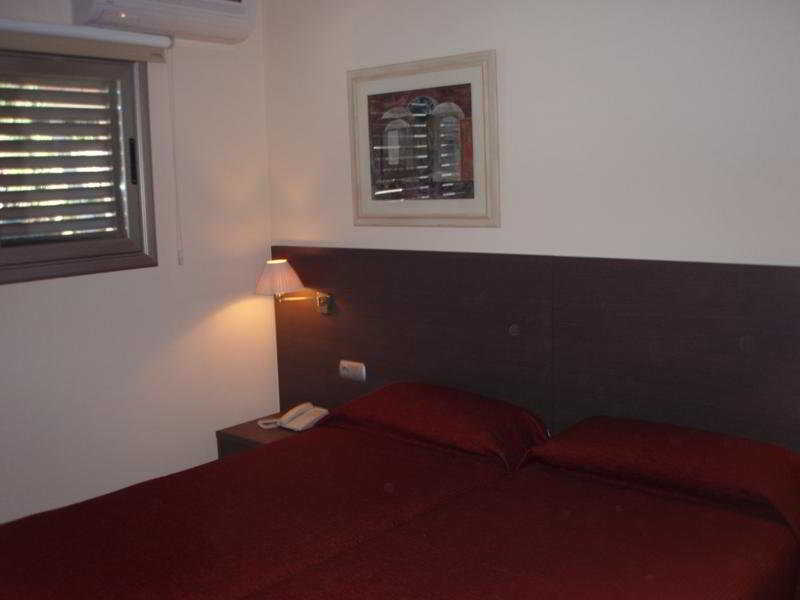 Aparthotel Bardon Castelldefels Bagian luar foto